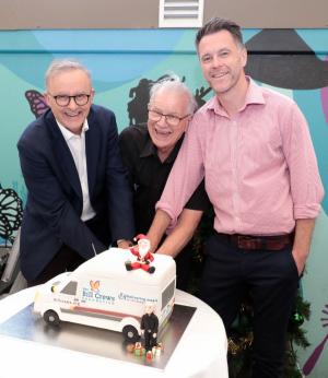 Anthony Albanese, Rev. Bill Crews and Chris Minns cutting the Christmas Cake in 2022